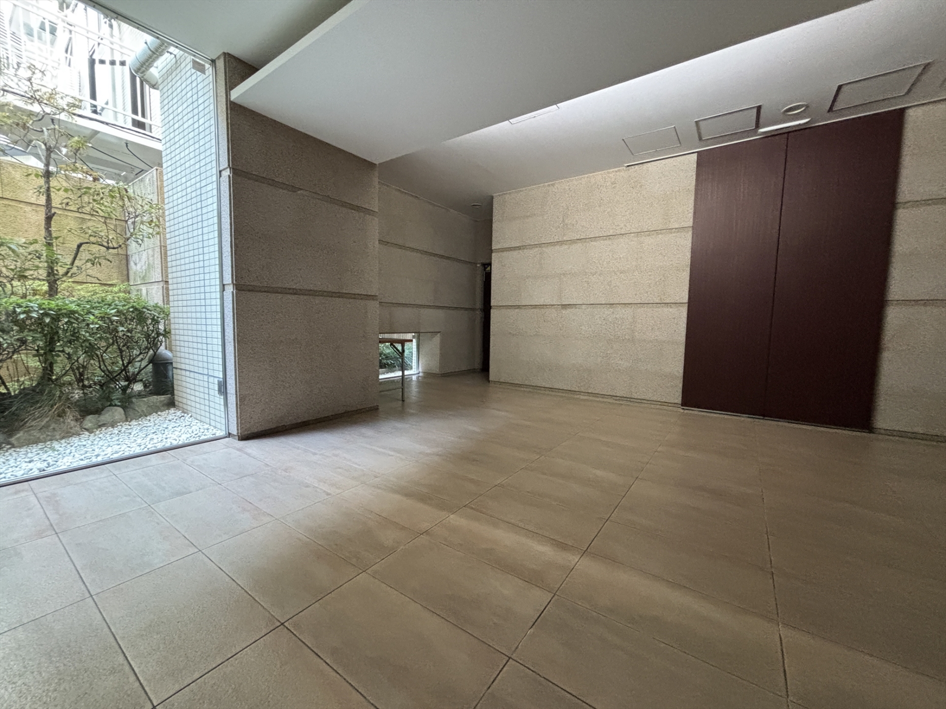 【その他共用部】高級感のある、広々としたエントランスホールが毎日を出迎えてくれます。(2025年11月)