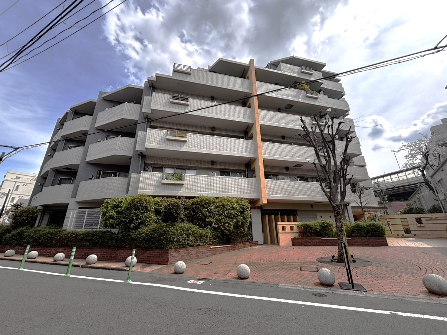 【外観】2002年築、総戸数61戸のマンションです。(2026年4月)
