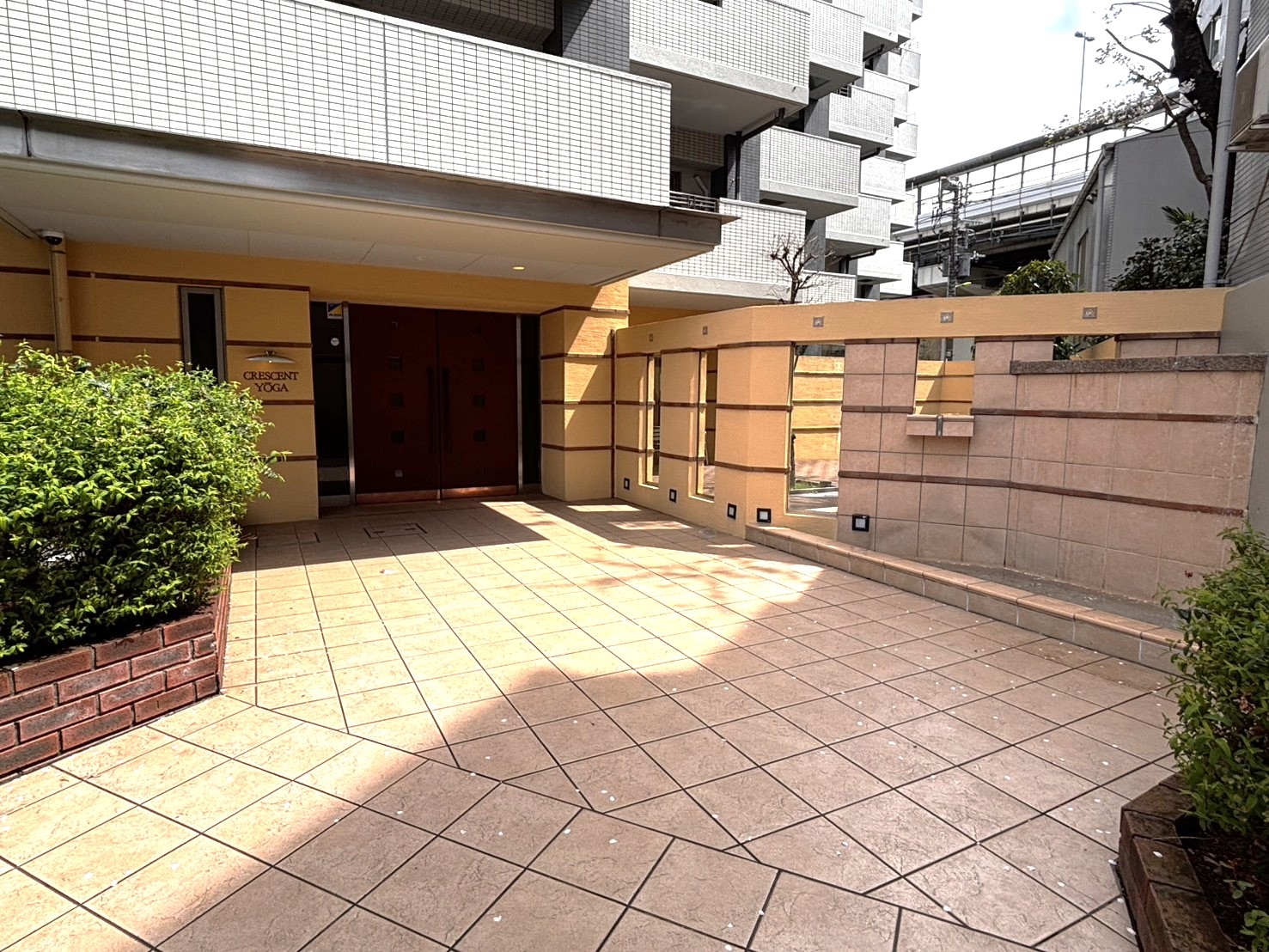 【エントランス】四季の訪れを感じさせる工夫を凝らしたエントランス。(2026年4月)