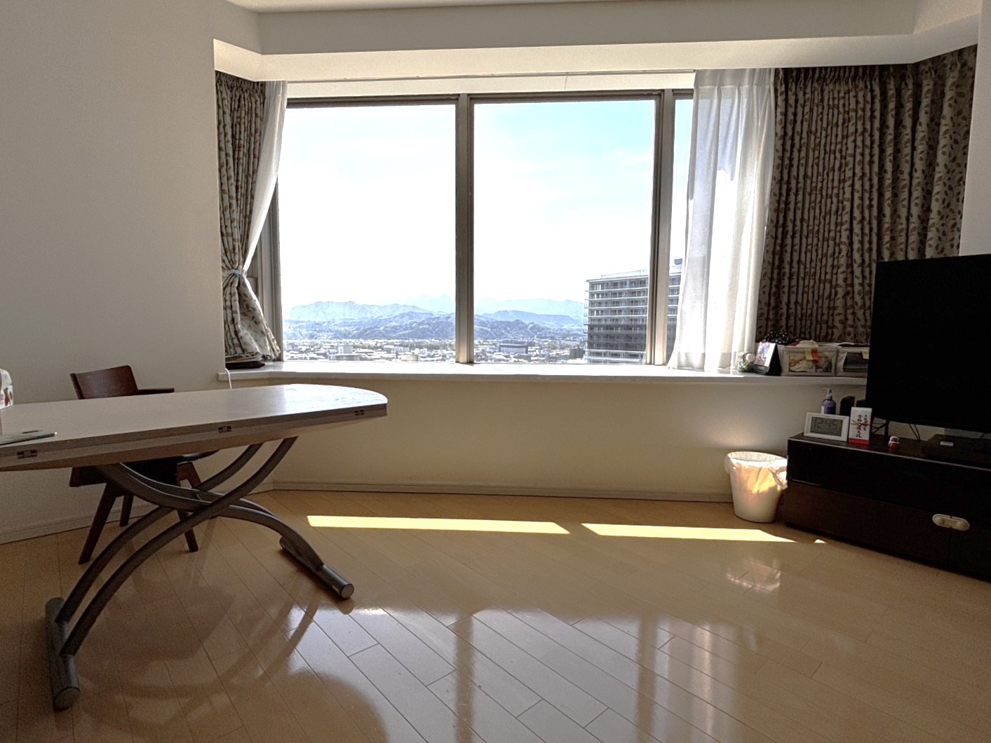 【リビング】約17.4帖のゆとりあるリビングダイニング。床暖房も完備。(2026年4月)