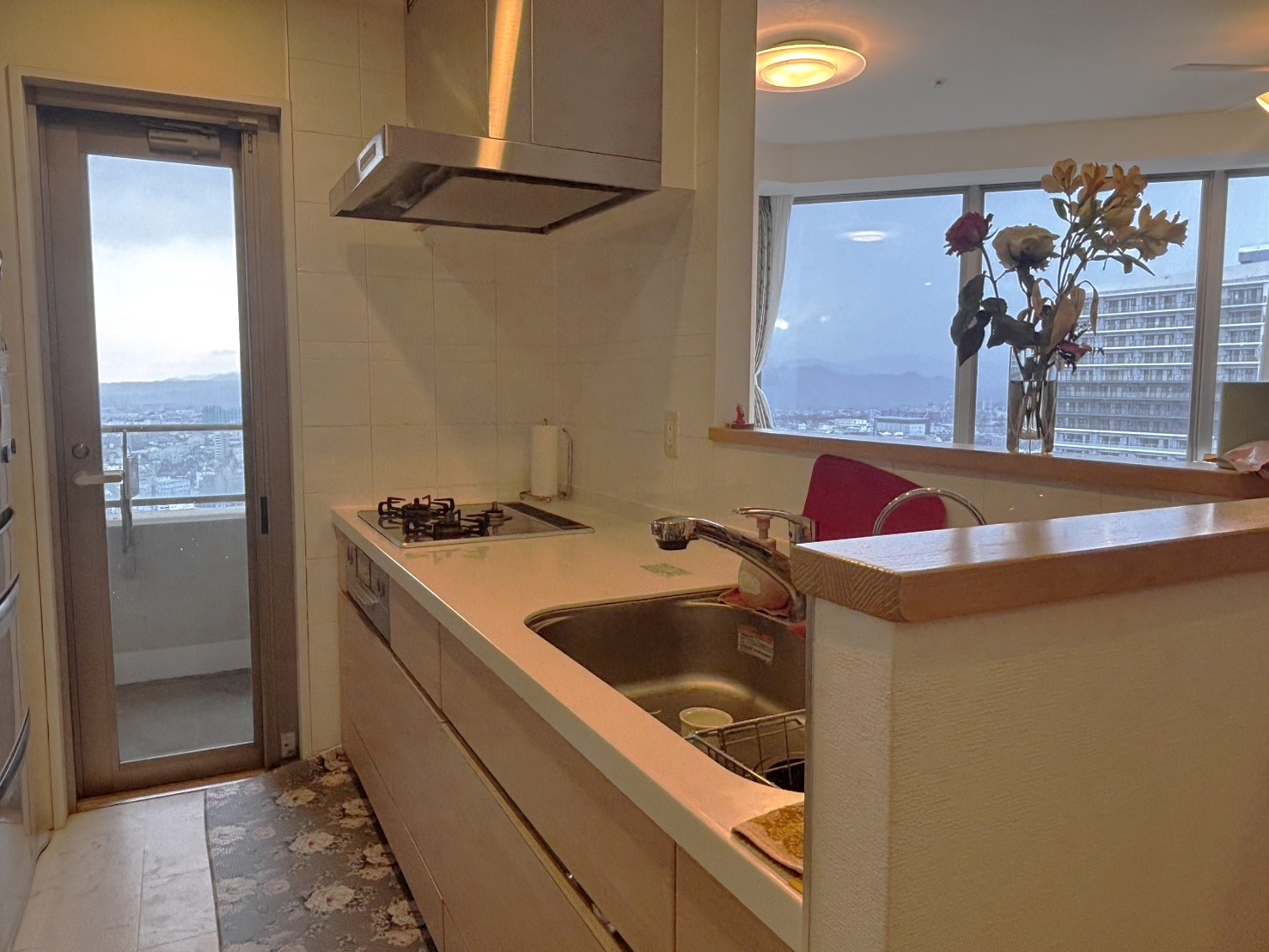 【キッチン】家族での会話が弾む対面キッチン。バルコニーへの勝手口もあり、換気良好。(2026年3月)