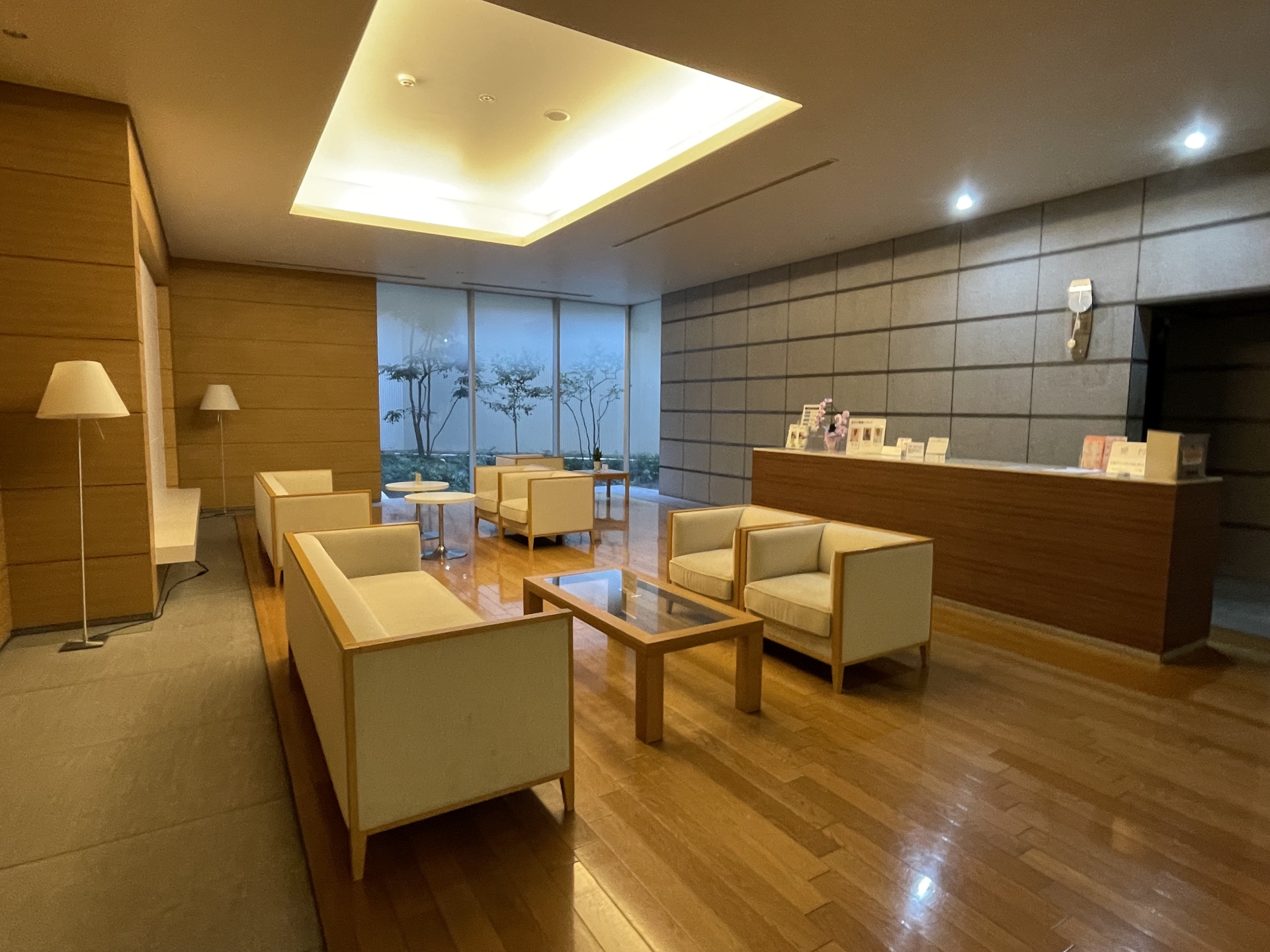 【ロビー】エントランスラウンジ。ひと時の憩いの場に。(2026年3月)