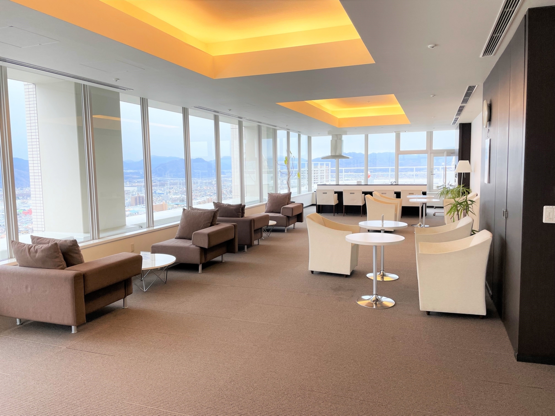 【その他共用部】最上階のスカイラウンジ。180度のパノラマが楽しめます。(2026年3月)