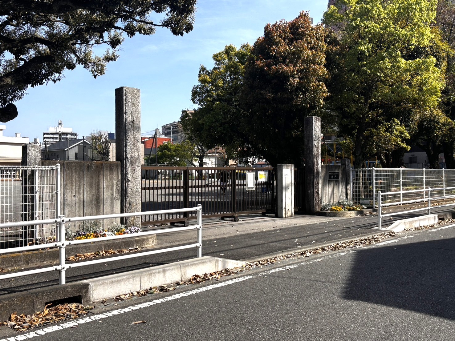 相模原市立旭小学校（2026年4月撮影）／徒歩6分・約471m