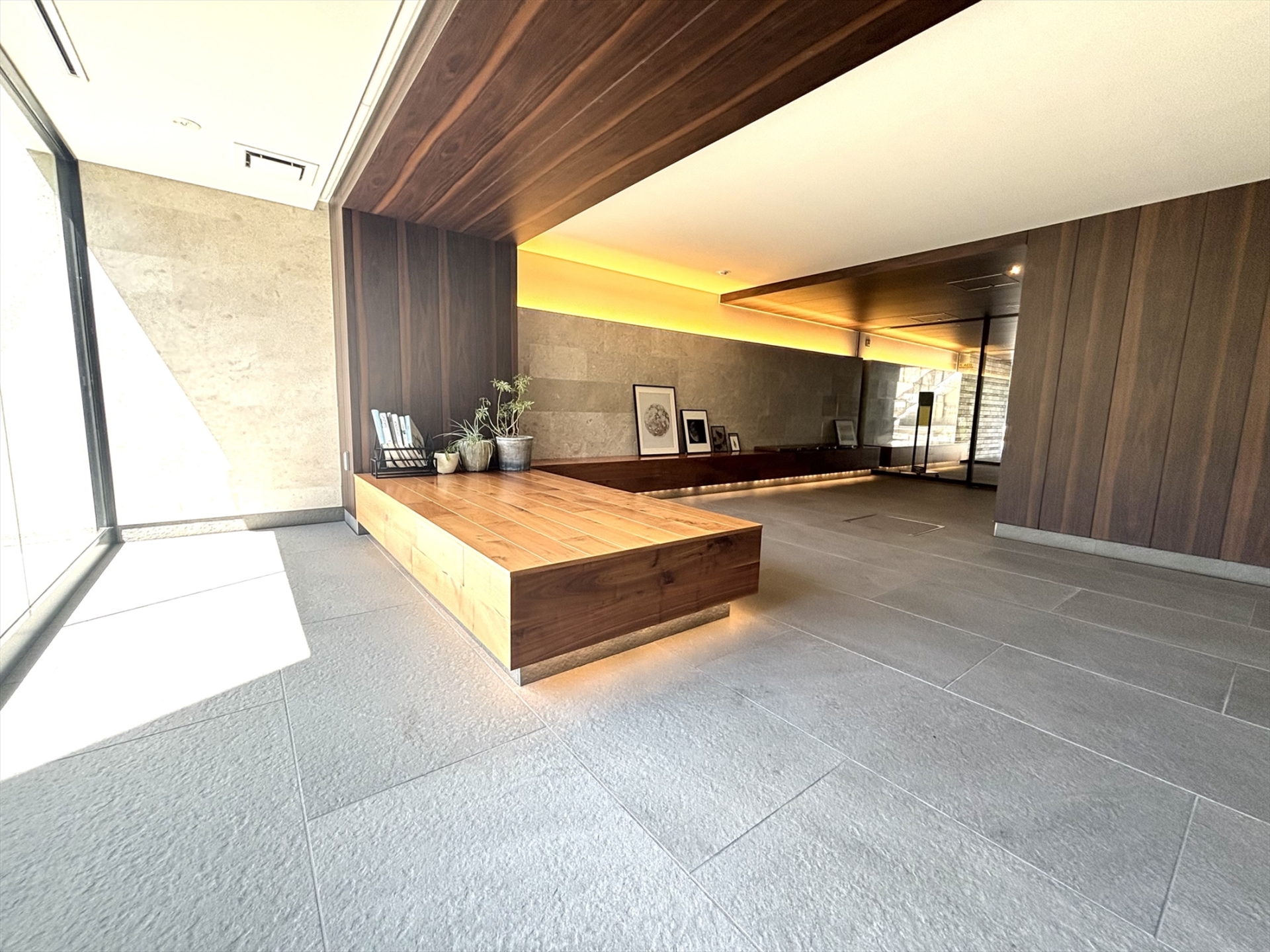 【その他共用部】ゆとりある空間が迎えるエントランスホール(2026年5月)