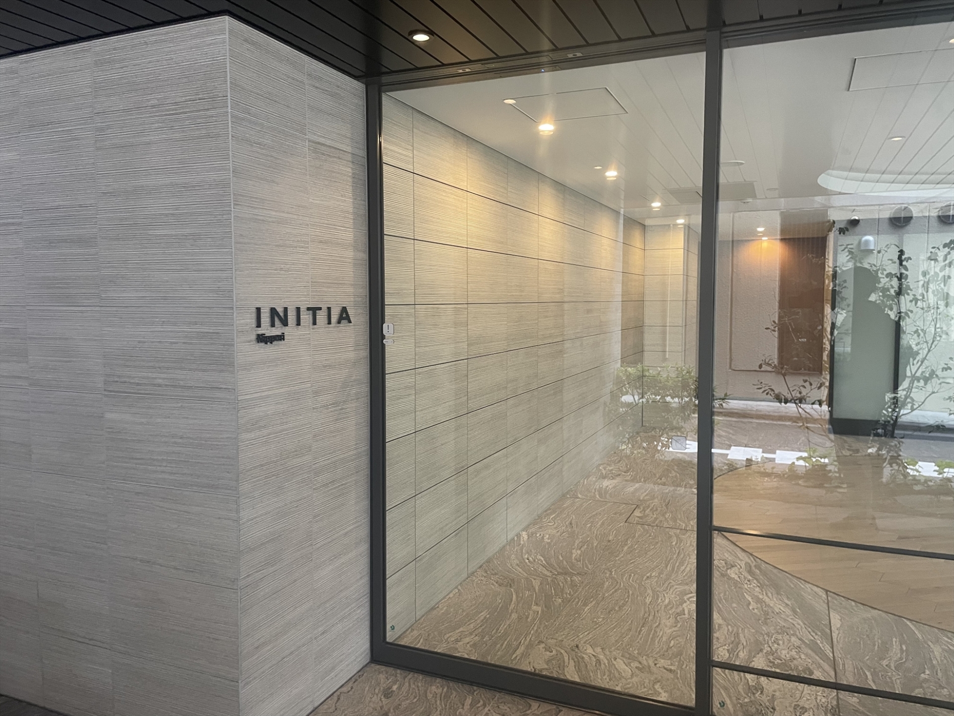 【エントランス】グレージュの落ち着いた雰囲気のあるエントランス。オートロック付きでセキュリティも安心(2026年4月)