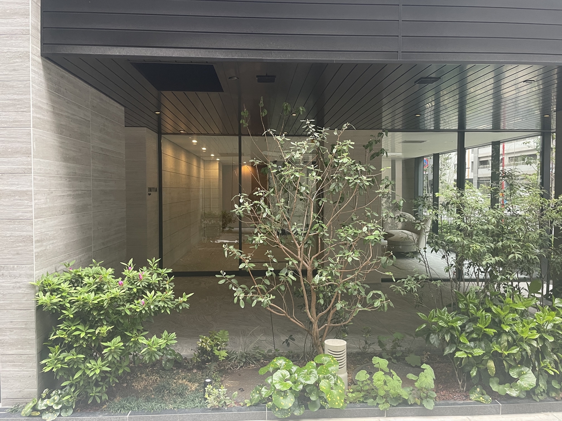 【エントランス】エントランスまでのアプローチは植栽が植えてあり、外からの目隠しにもなっています。(2026年4月)