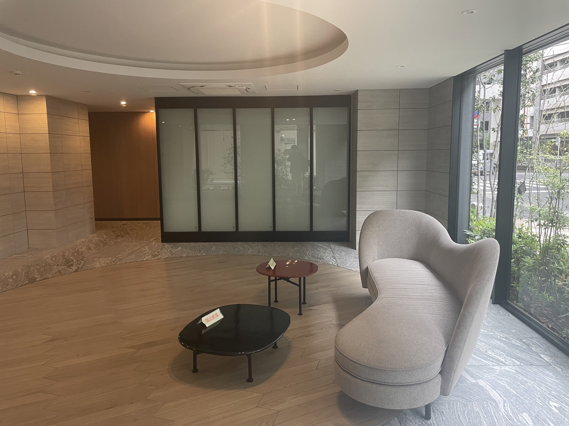 【ロビー】ソファーとテーブルが置いてあるロビー。急な来客も安心です。(2026年4月)