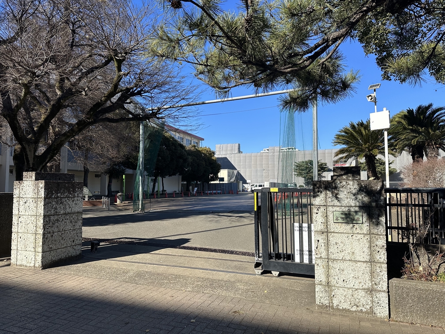 本町小学校（2024年1月撮影）／徒歩9分・約673m