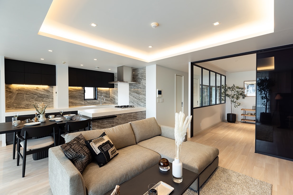 【リビング】LDK約19.2帖。住むように暮らすホテルライクな仕様でありながら、長く落ち着いて過ごせる空間設計。(2026年4月)