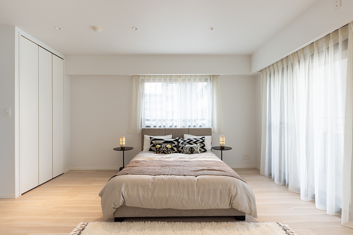 【居室】三面に開口部のある、マスターベッドルーム。(2026年4月)