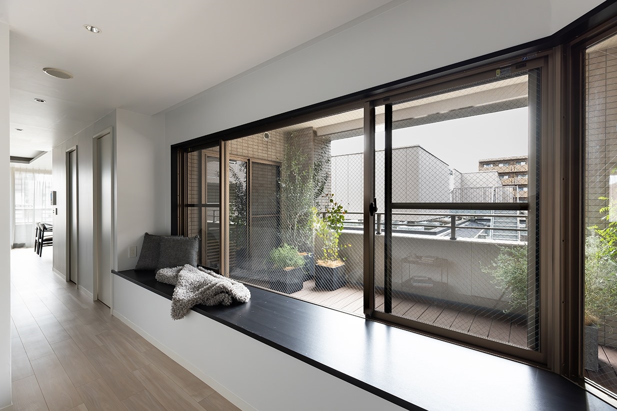 【その他内観】出窓カウンター越しにインナーテラスが広がります。(2026年4月)