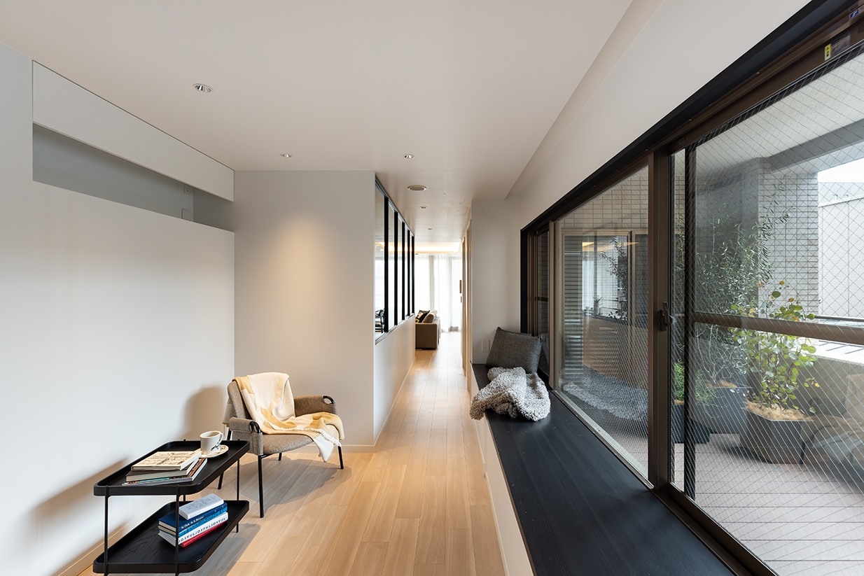 【その他内観】玄関ホールはセカンドリビングとしての機能も持たせ、ゲストを迎える心地よい空間に。(2026年4月)