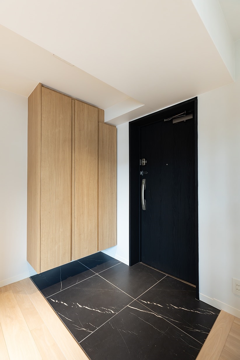 【玄関】玄関を開けると、光に満ちたホールが広がります。(2026年4月)