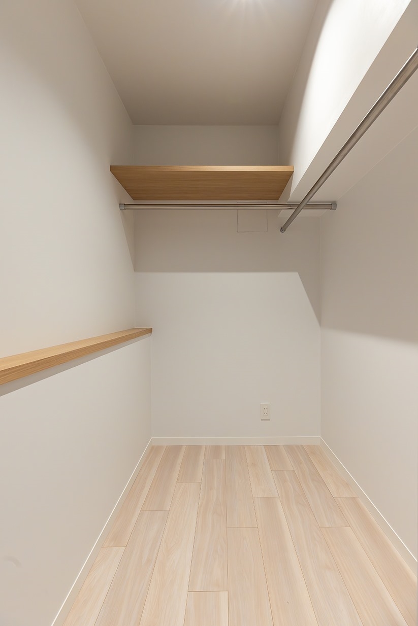 【収納】大容量のウォークインクロゼット付◆上部には枕棚を設置。窓がございます。(2026年4月)