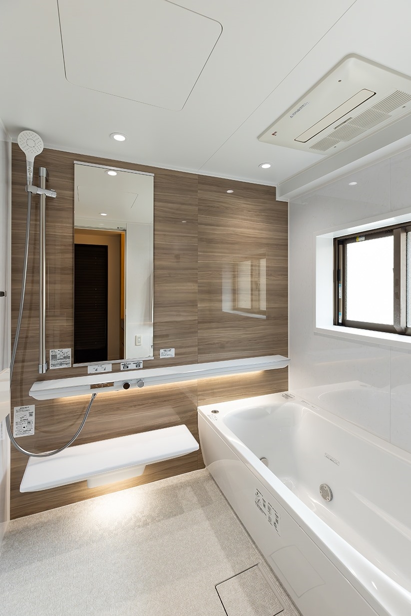 【浴室】窓のある浴室、TOTOシンラ（1618サイズ）採用。床ワイパー洗浄。ほっカラリ床。(2026年4月)