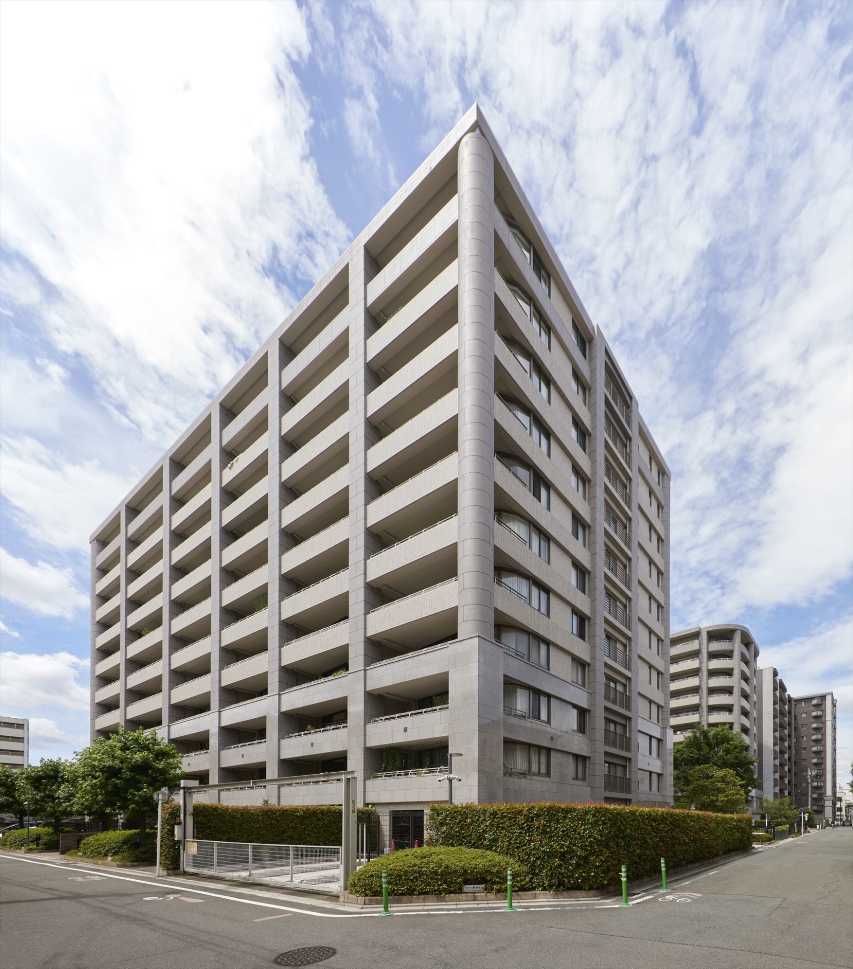 【外観】夷川通りに面して建つ、白御影石貼りのフォルム。(2024年7月)