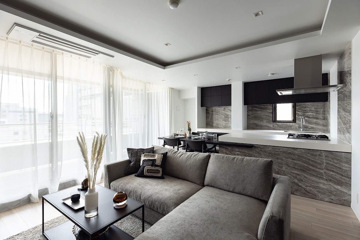 【リビング】天井近くまである約2.2ｍのハイサッシュ。(2026年4月)