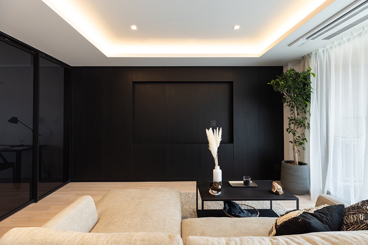 【リビング】テレビ設置用のニッチのある、突板仕上げの壁面。(2026年4月)