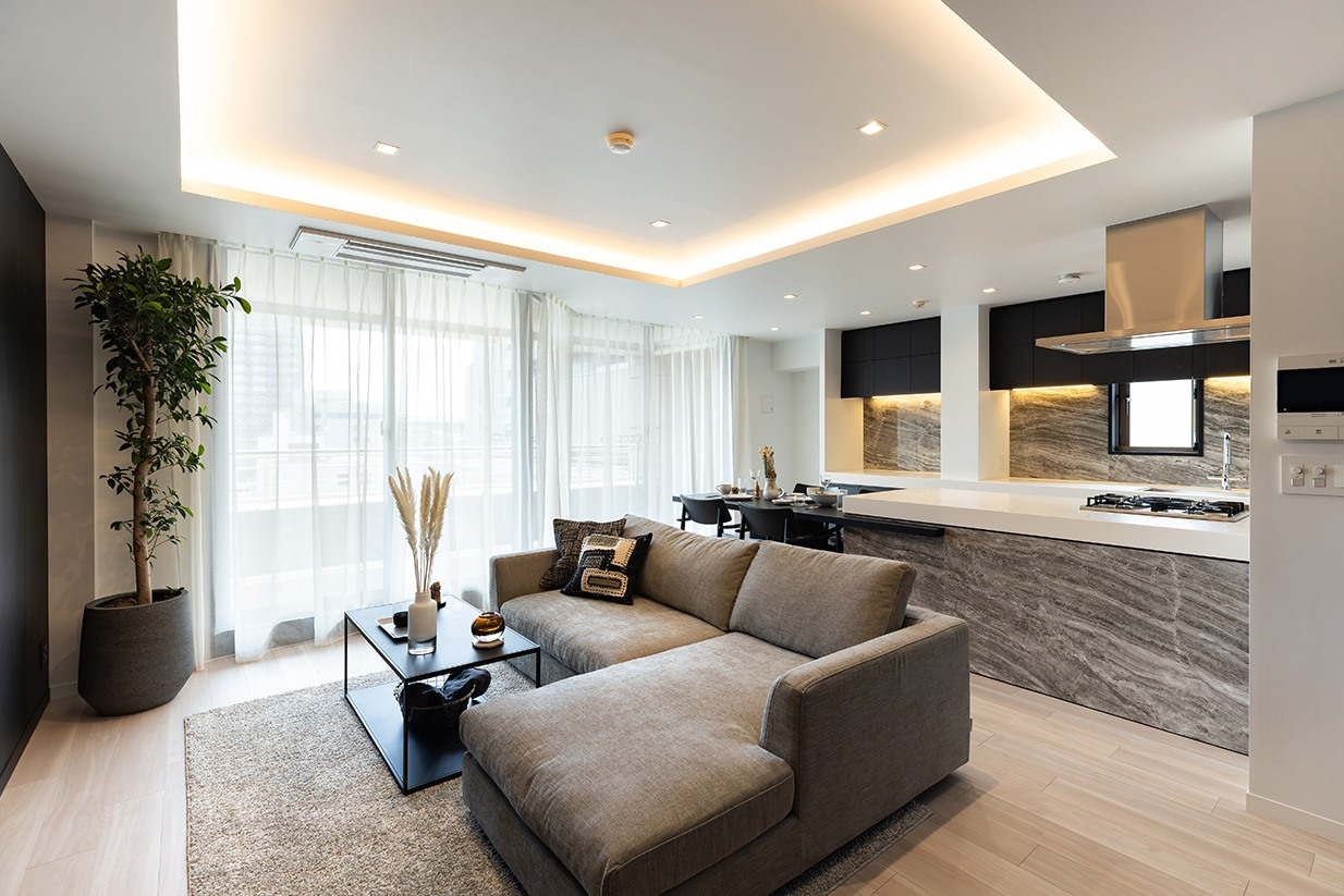 【リビング】LDK約19.2帖。3面採光、通風に恵まれた南西角住戸。(2026年4月)