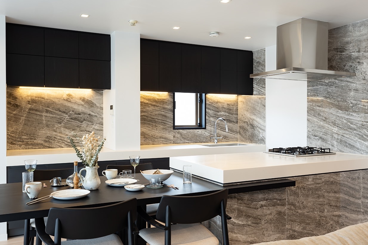 【キッチン】キッチンの配置を見直し、ダイニングと一体化させることで、料理と会話が自然と繋がる空間に。(2026年4月)