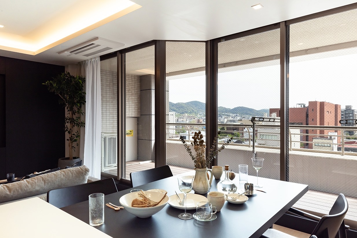 【リビング】キッチンに立つと、東山の山並みの眺望。(2026年4月)