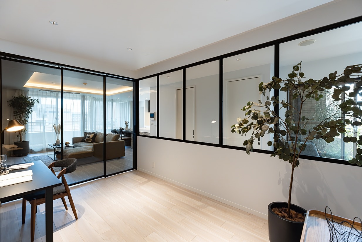 【居室】洋室（２）約6.5帖。リビング横の洋室はガラス引戸と室内窓で開放感と独立性を両立。(2026年4月)