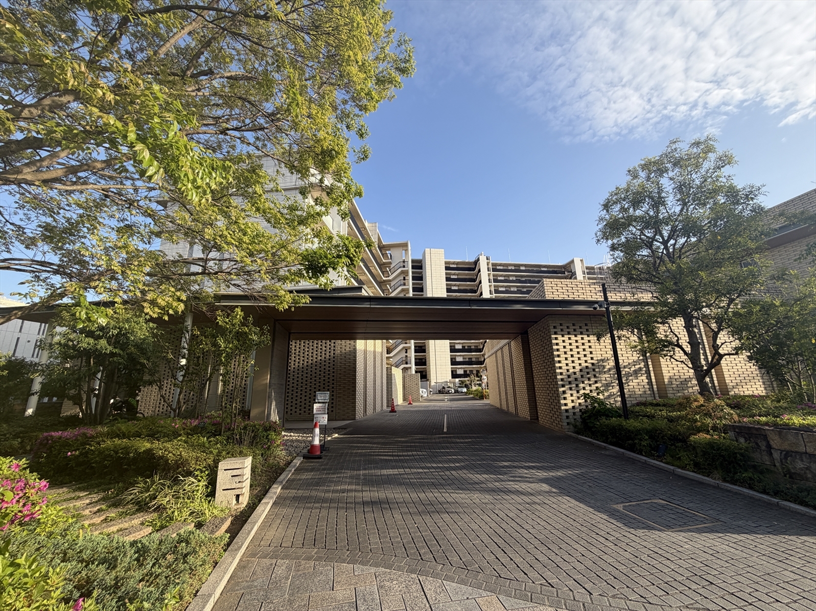 【外観】マンション周辺には緑が多く、四季の移ろいを身近に感じられる住環境です。(2026年4月)