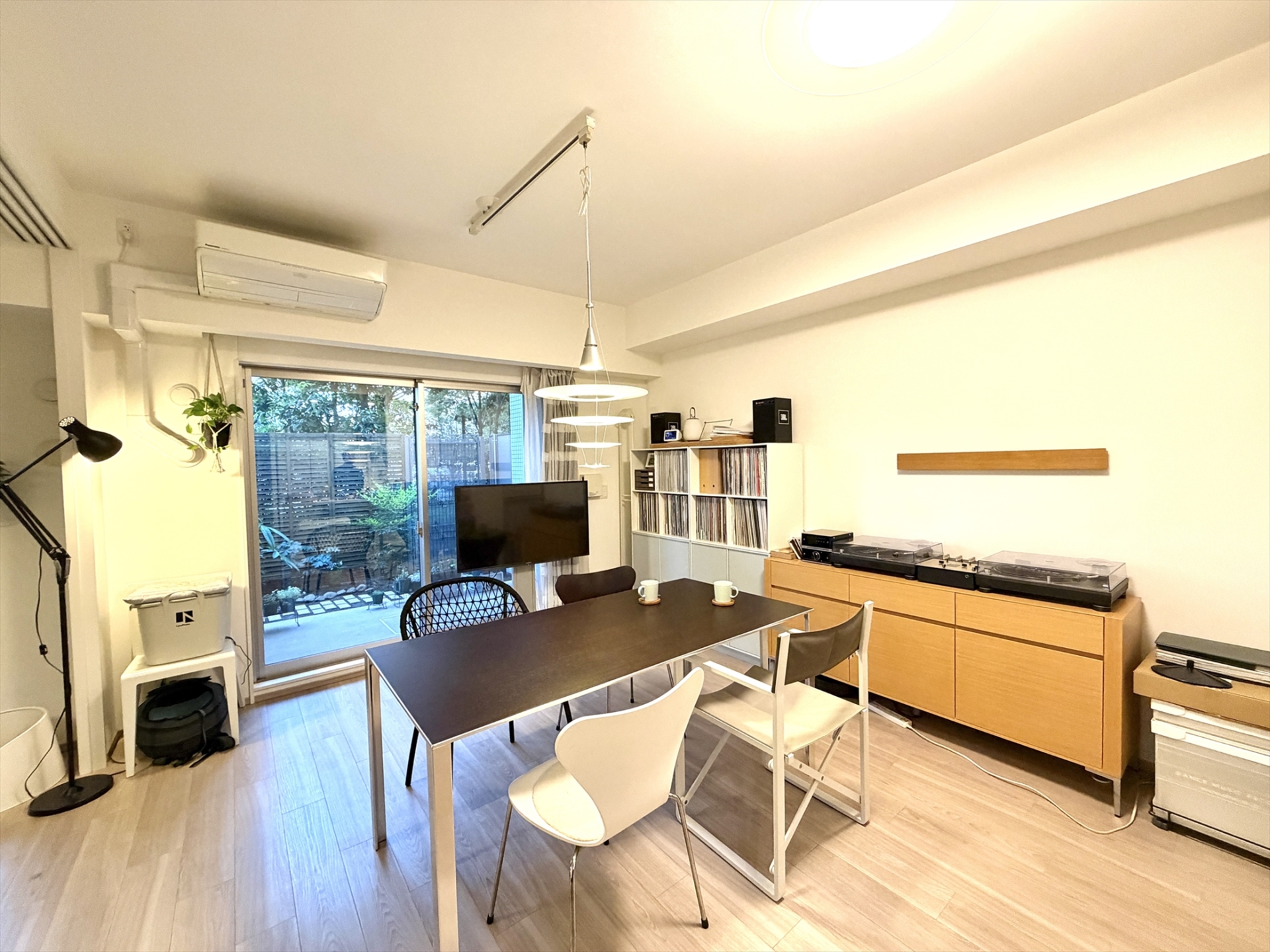 【リビング】リビングからは専用庭が見え、季節ごとに変わる庭の表情を楽しむことができます。(2026年4月)