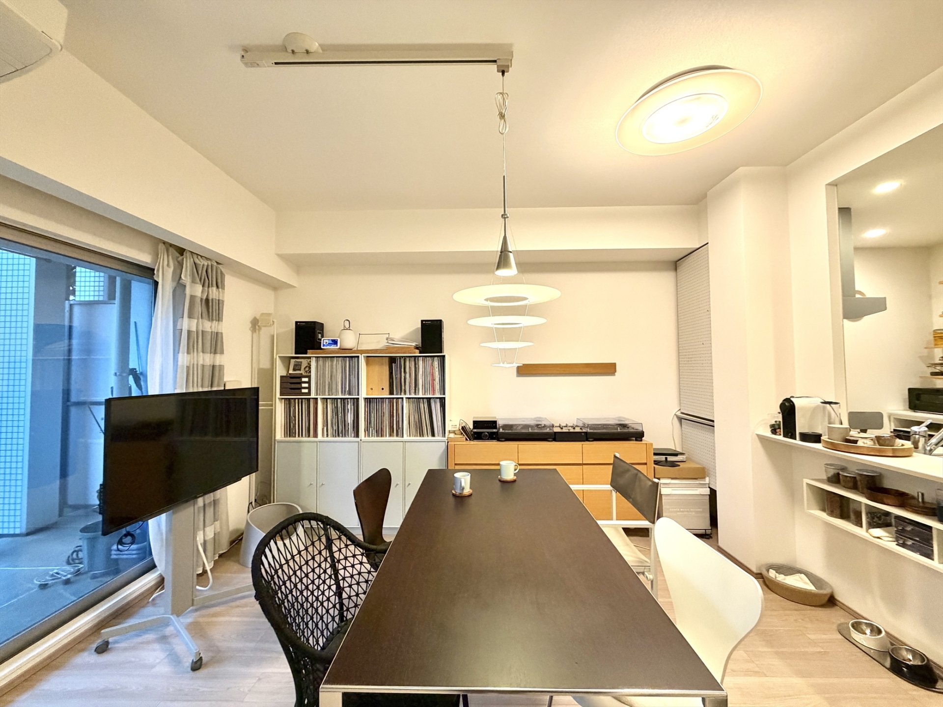 【リビング】白を基調としたリビングダイニングは家具馴染みのしやすい空間です。(2026年4月)