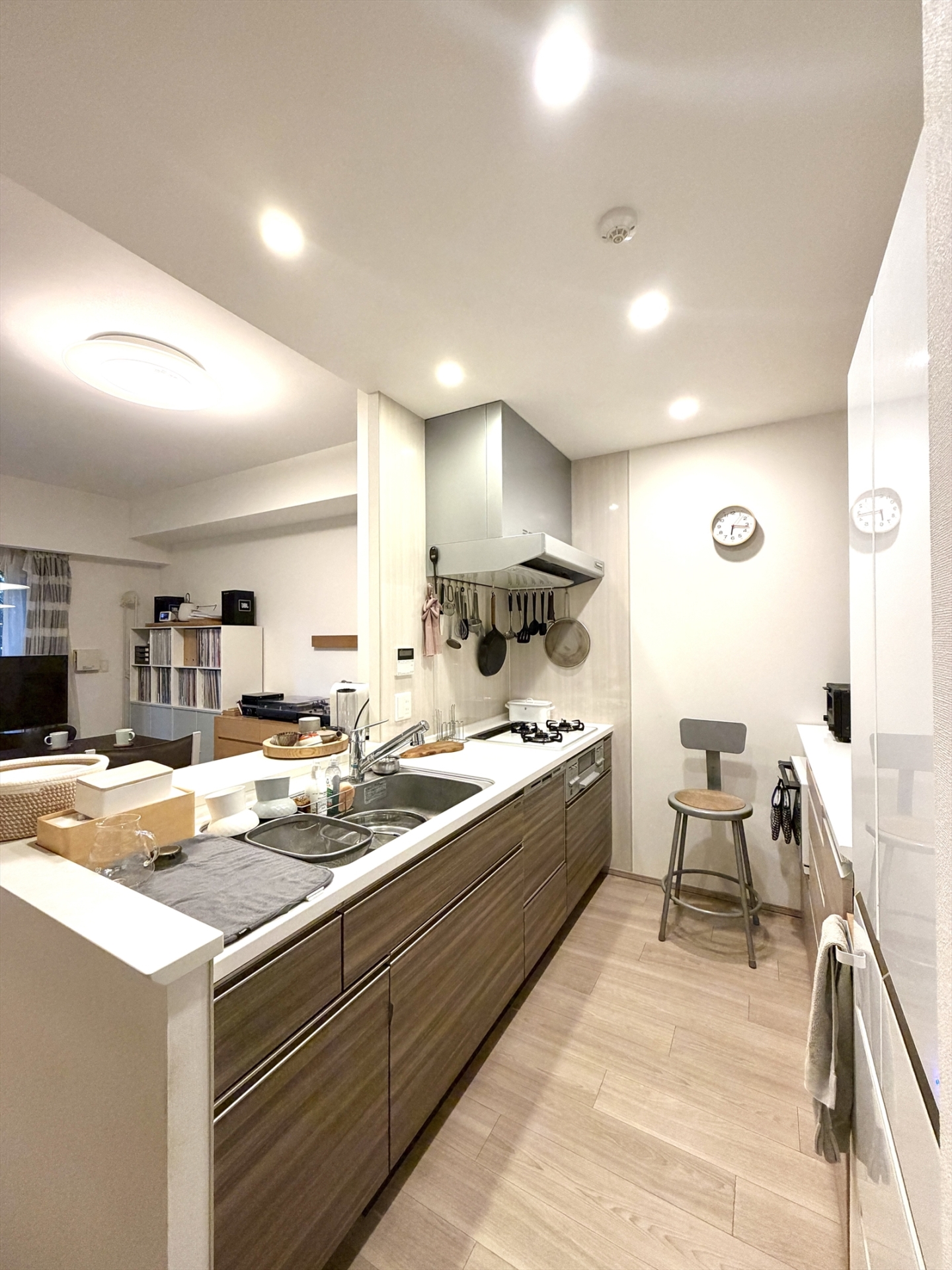 【キッチン】食洗機付きのキッチン。一部カウンター式となっているためリビングとの繋がりが生まれます。(2026年4月)