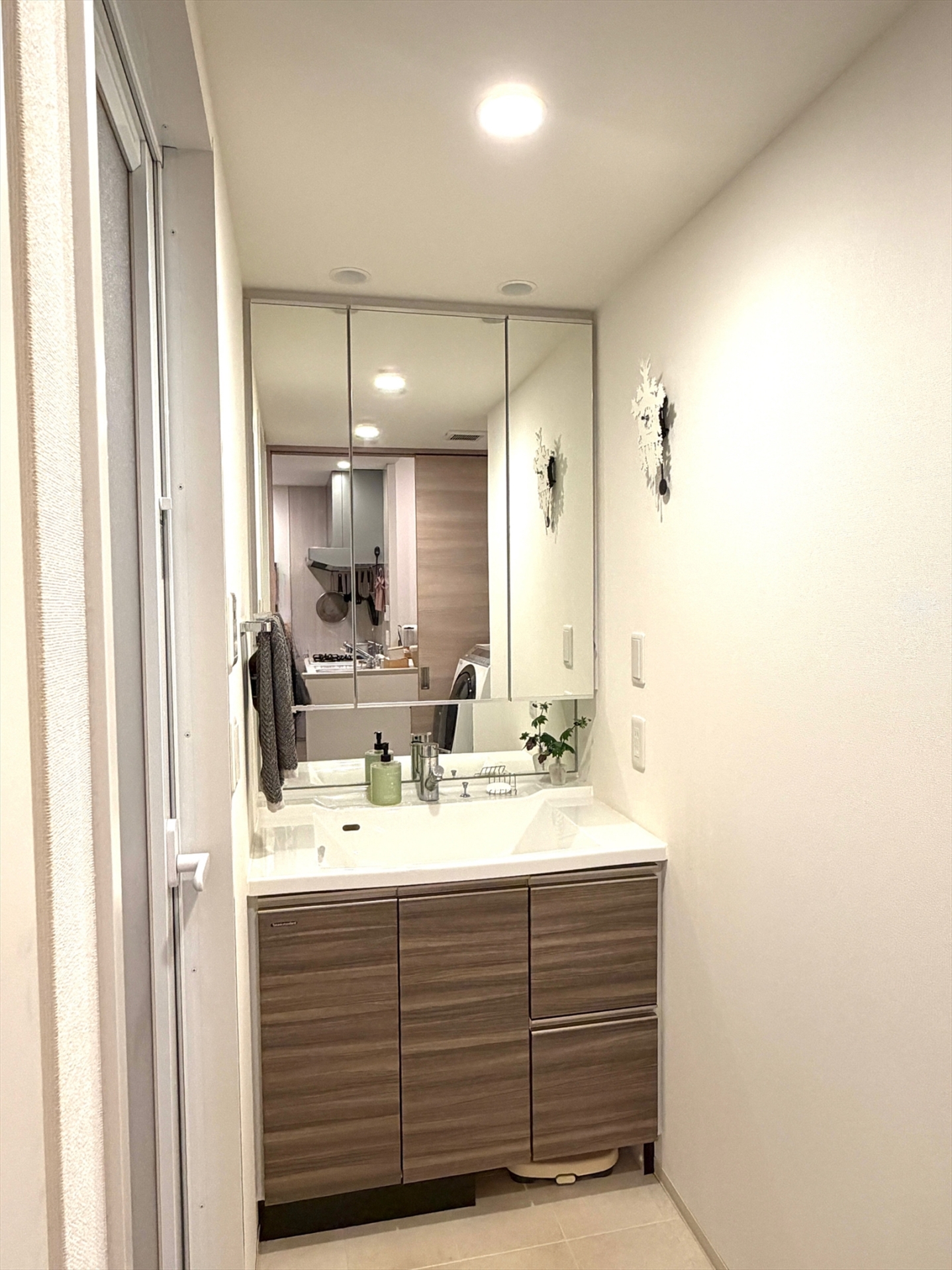 【洗面台・洗面所】鏡裏収納を備えた洗面台。細々したものもスッキリと収納することができます。(2026年4月)