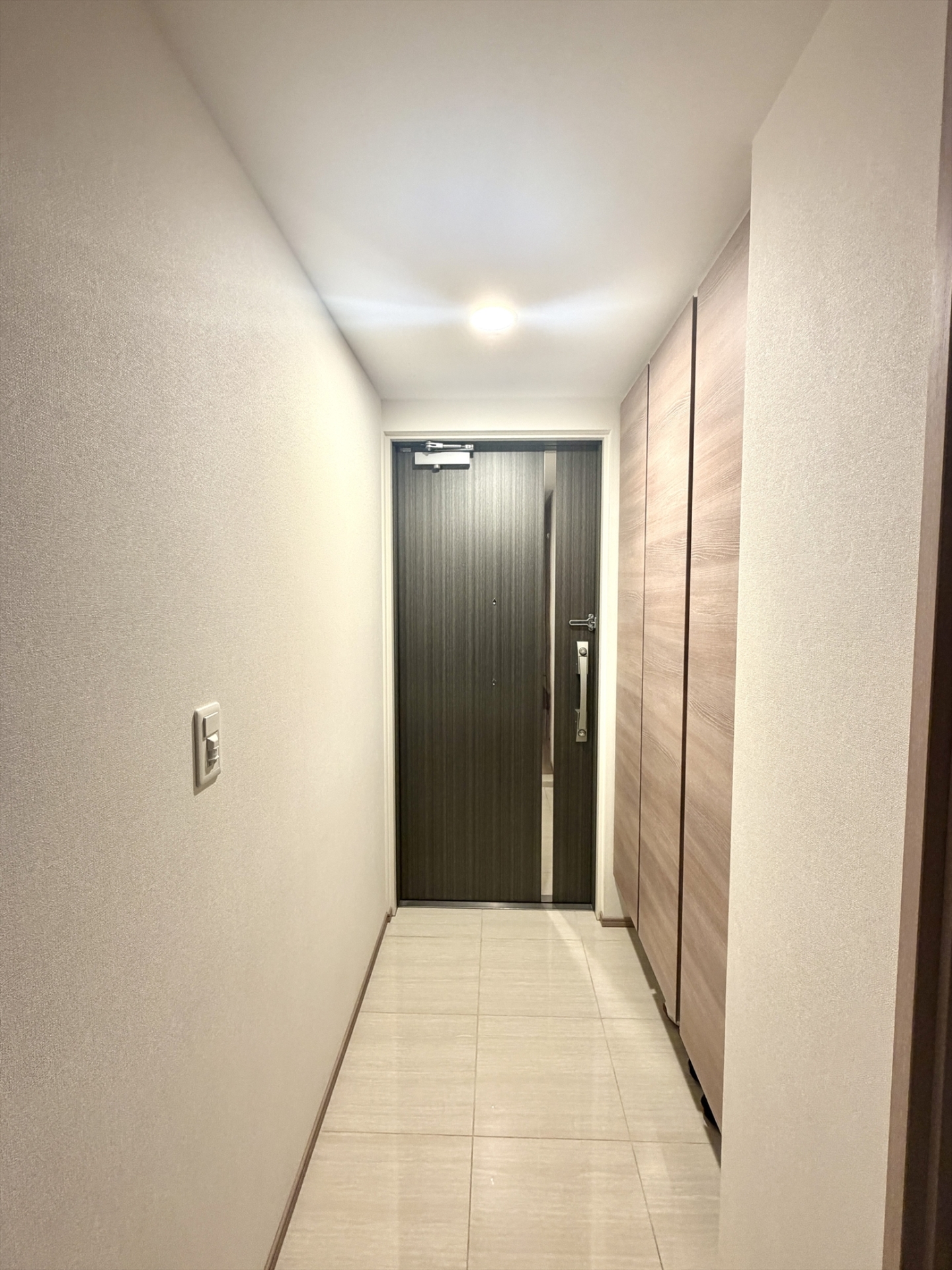 【玄関】大容量のシューズボックスを完備。下部には濡れたものを一時的に置くことができるスペースを確保。(2026年4月)