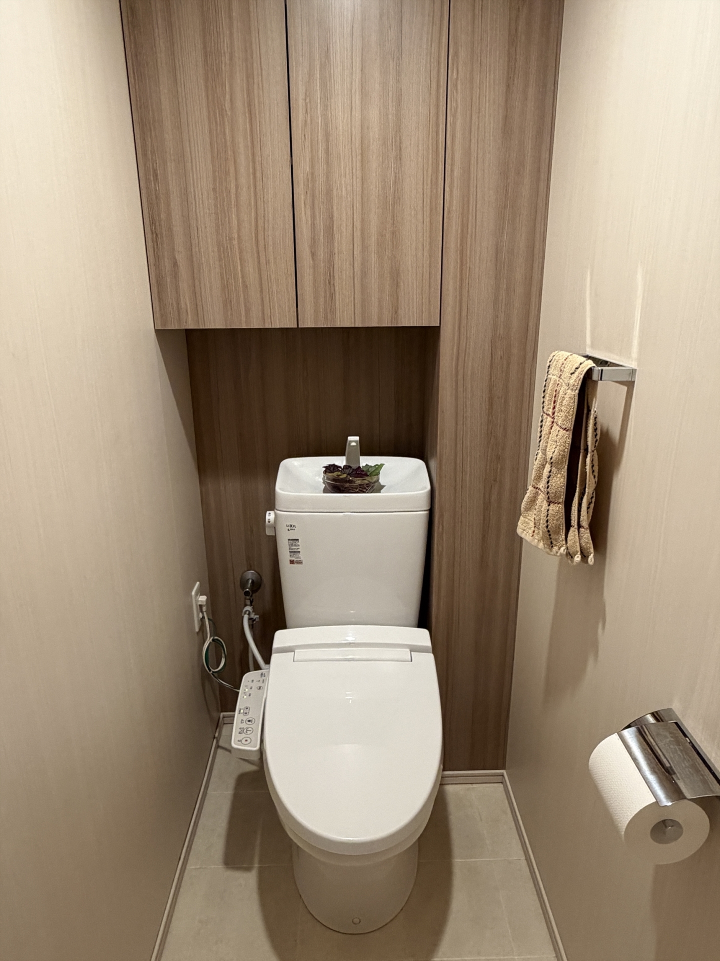 【トイレ】掃除用品も収納することができるを棚を完備したトイレ。(2026年4月)