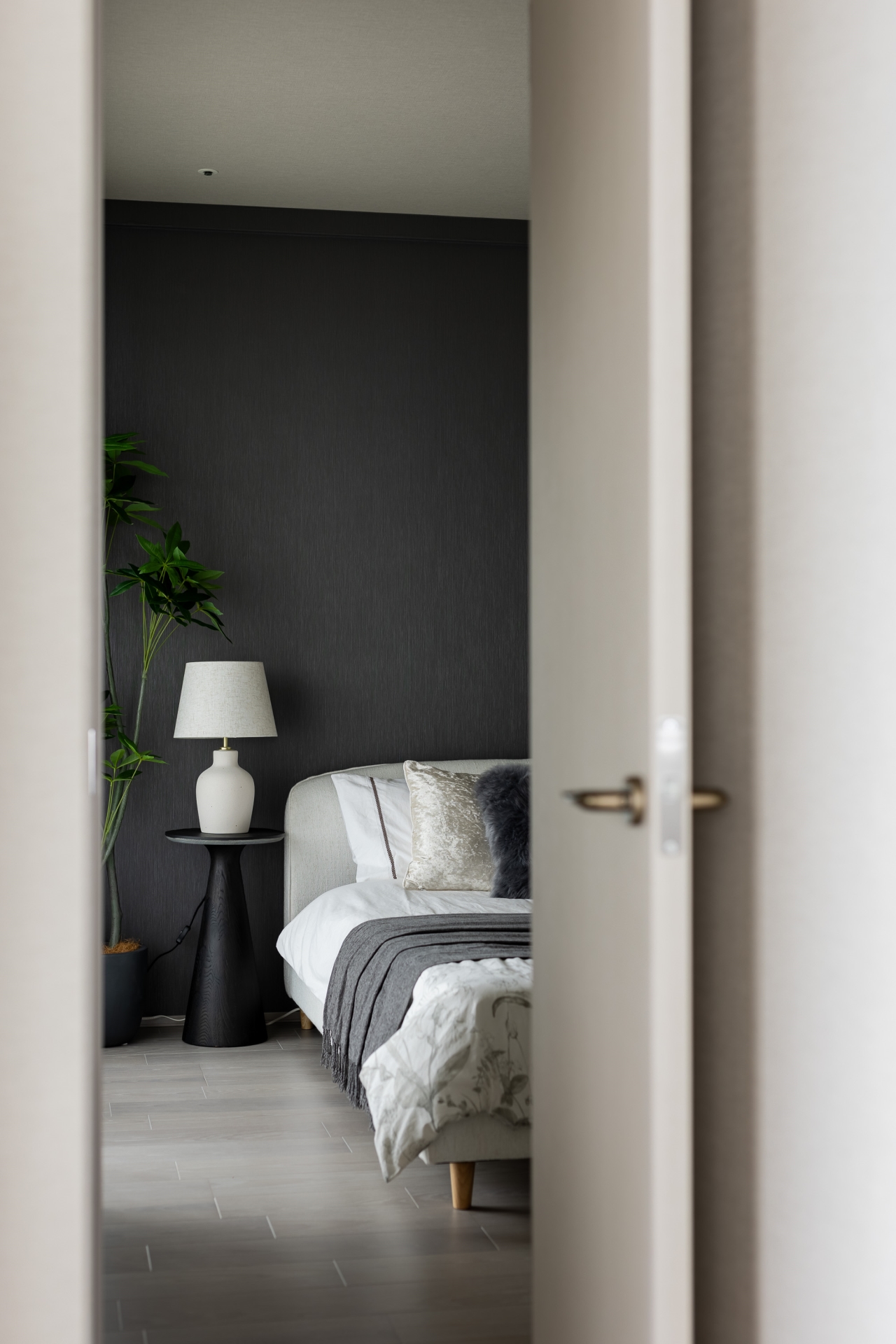 【居室】洋室(1)リビング側ドア。リビングから寝室へダイレクト動線でスムーズ。遮音性のドアを採用しています。(2026年4月)