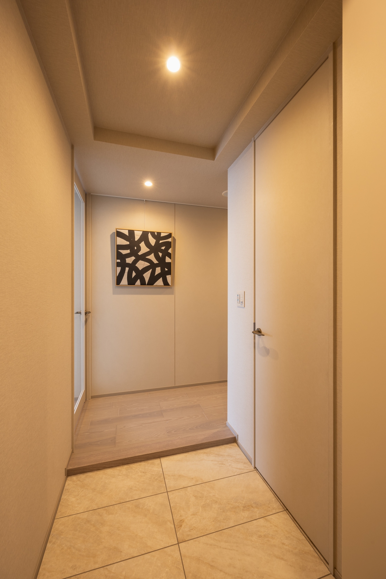 【玄関】フラットに仕上げた玄関。収納は全てシューズクロゼットに纏めることで、すっきりとした空間にしました。(2026年4月)