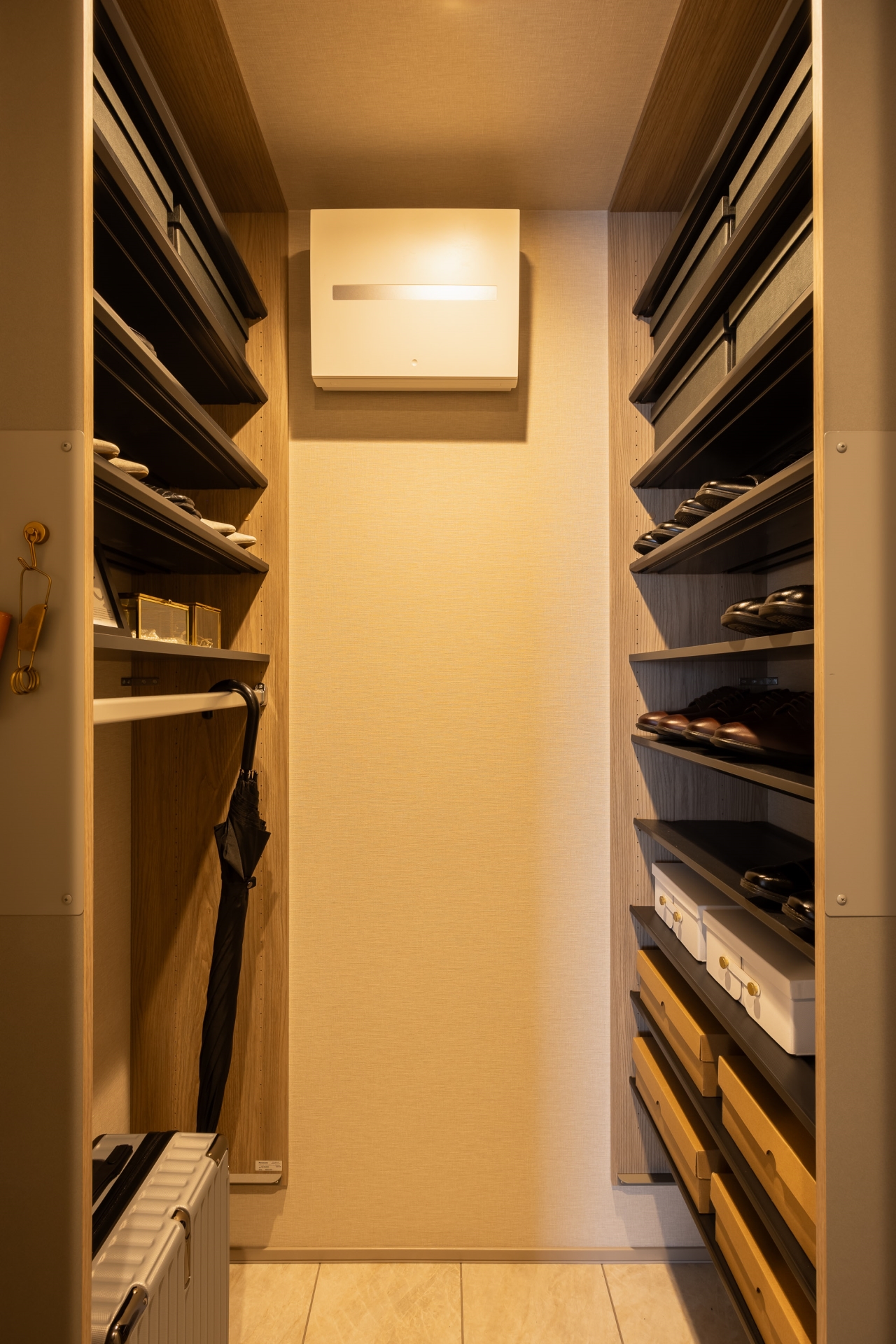 【収納】シューズクロゼット。靴以外傘や小物が置けるよう、最下部の仕切りがないタイプを採用しています。(2026年4月)