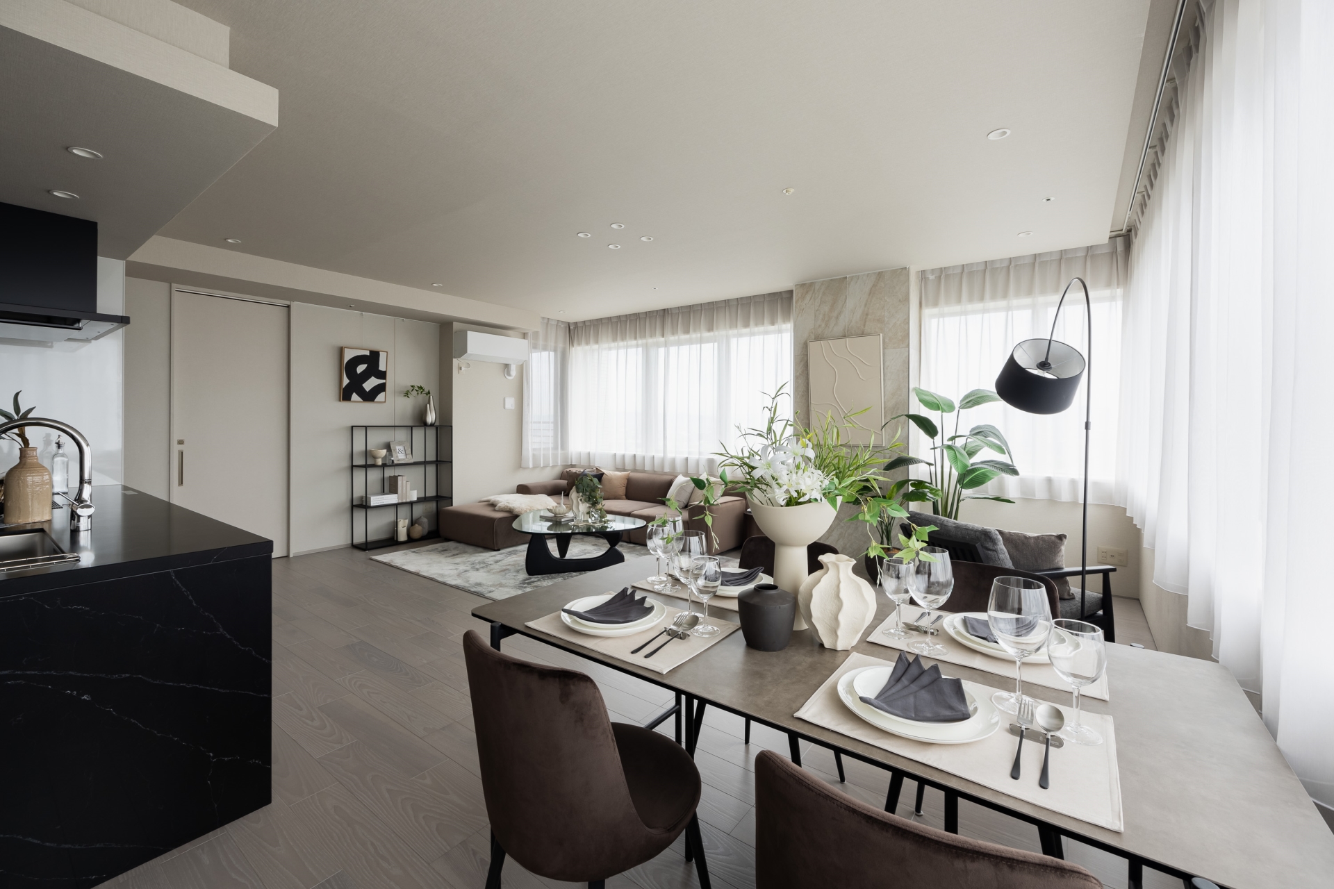 【リビング】リビングダイニング。Panasonicが4月に発売した浮かせる「巾木」を先行採用しています。(2026年4月)