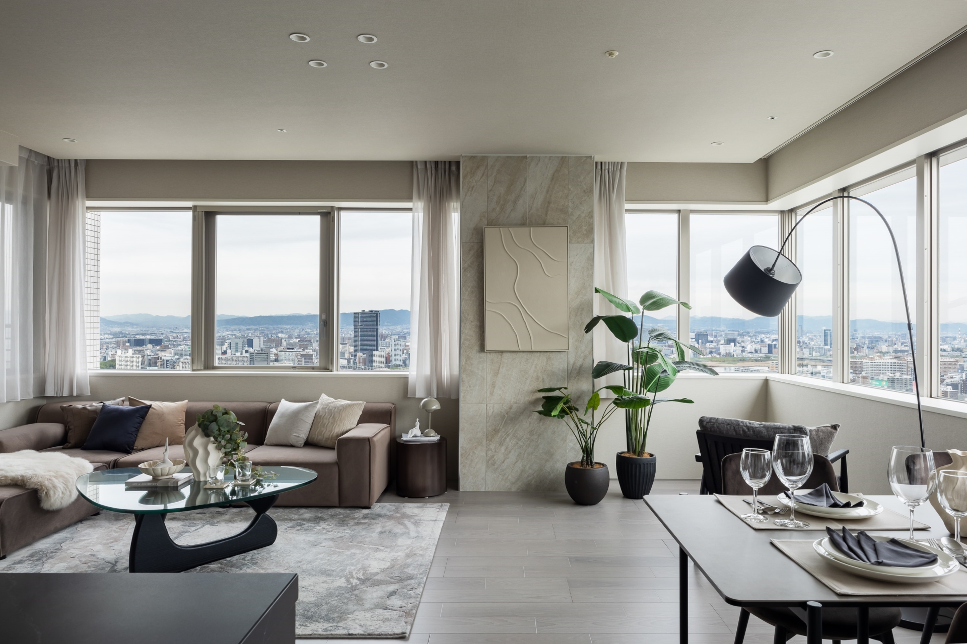 【リビング】リビングダイニング。北・東角住戸で明るく開放感があります。(2026年4月)