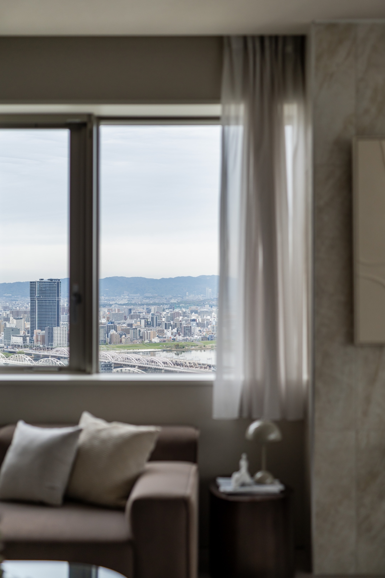 【リビング】リビング・北側眺望。淀川や山が望める立地で、都心部にいながら癒されるロケーションです。(2026年4月)