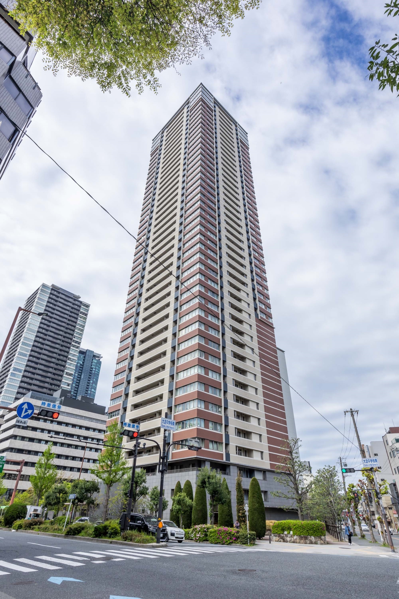 【外観】総戸数257戸のタワーレジデンス。ペット飼育可能。アルソック警備の連携等セキュリティ面も万全です。(2026年4月)