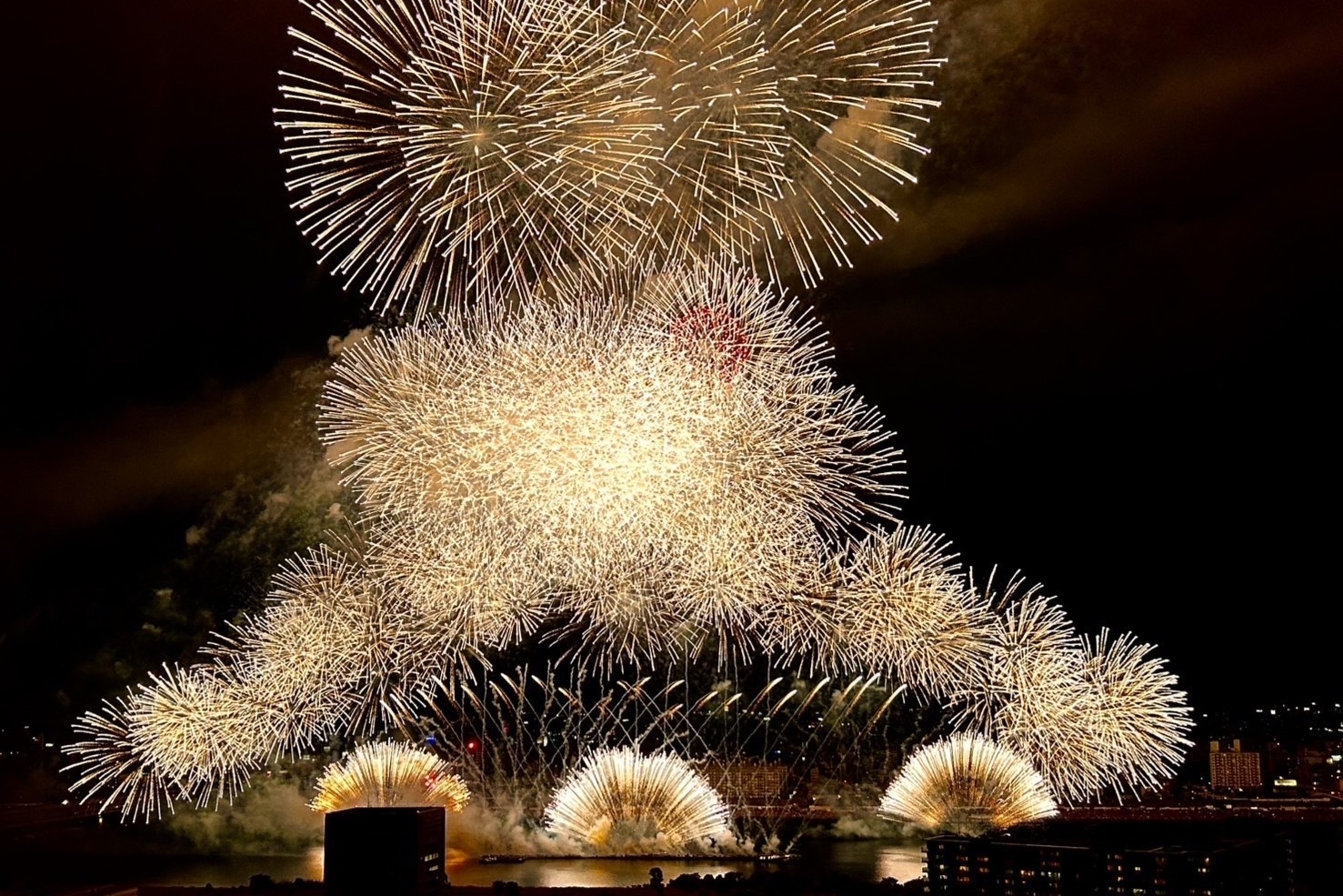 【その他画像】住戸から北側の眺望。2025年10月の淀川花火大会を住戸から撮影したものです。(2025年10月)