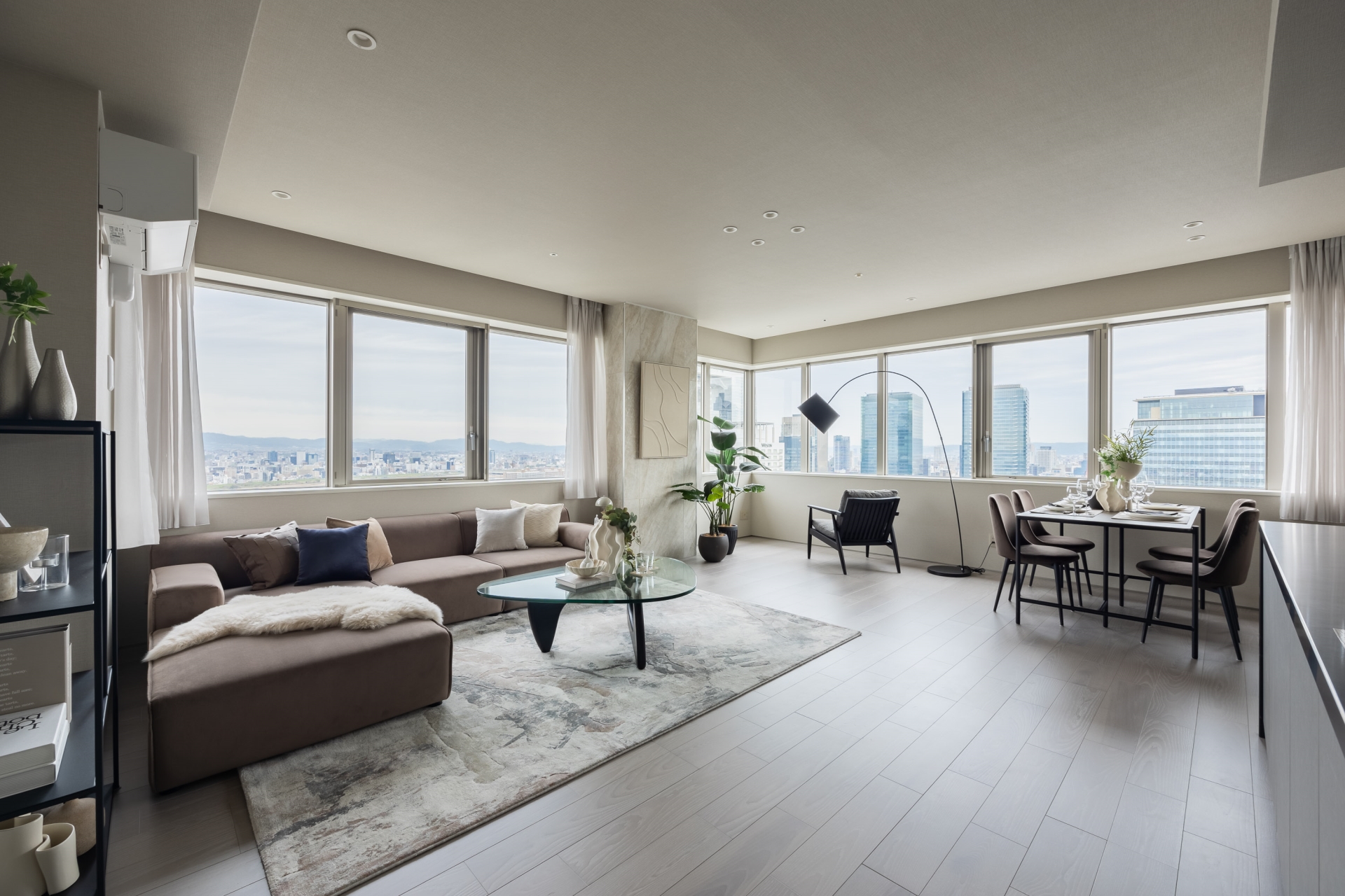 【リビング】34階角住戸。グラングリーン大阪と淀川花火大会の打ち上げ場所がどちらもクリーンに見える住戸位置です！(2026年4月)