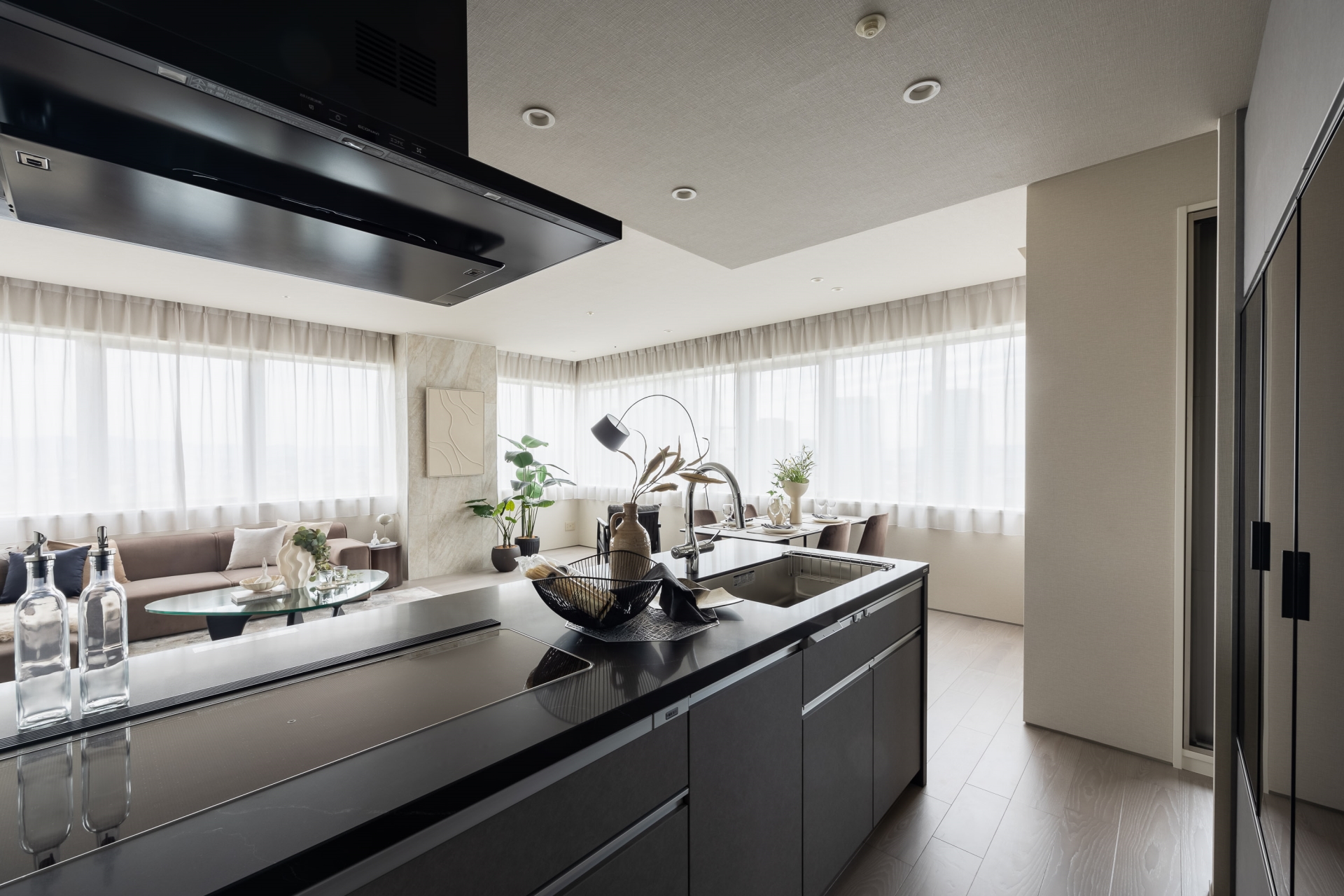 【キッチン】Panasonicの「マルチワイドIH」採用。最大4箇所同時調理可能です。ディスポーザー・食洗器付。(2026年4月)