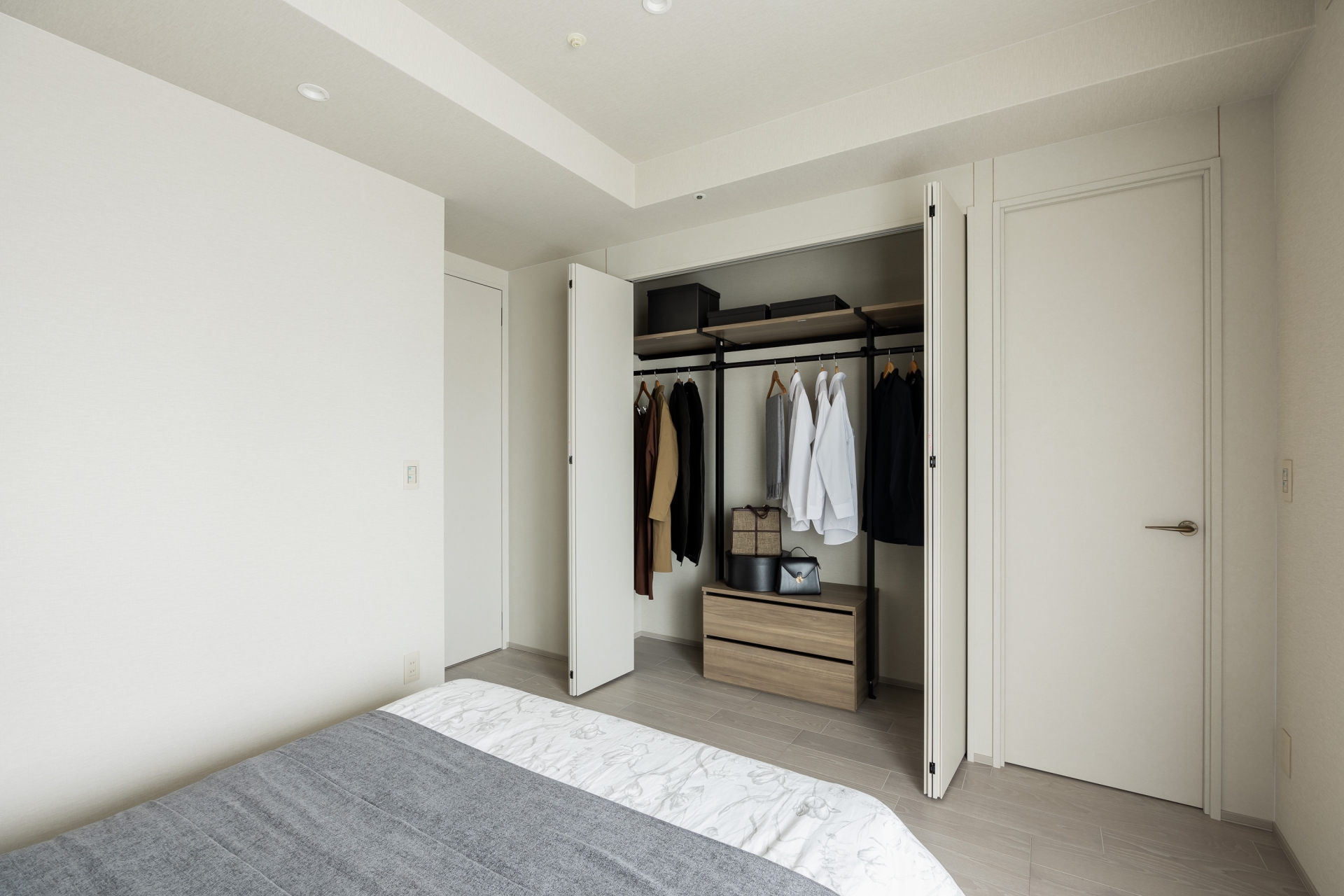 【収納】洋室(1)の収納。Panasonic製収納システムを採用。ハンガーバーは可動式で高さを変えられます。(2026年4月)