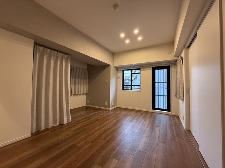 【リビング】約10.1帖のLD 2021年にコスモスイニシアによるフルリノベーション済です。(2026年4月)