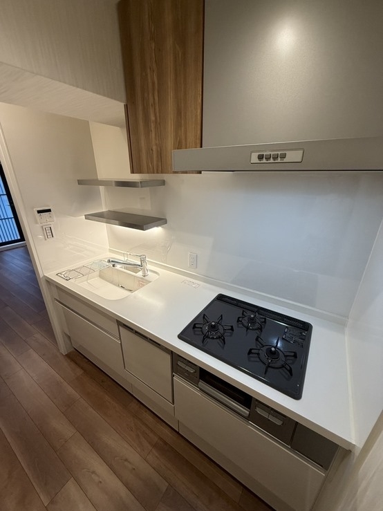 【キッチン】キッチンもすべて新規交換済み。食洗器も備え付けられている広々キッチンです。(2026年4月)