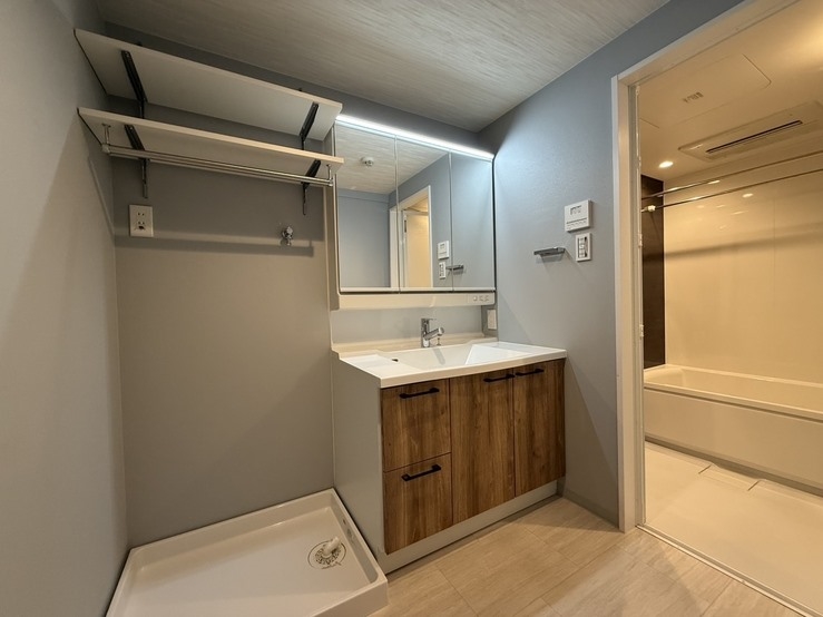 【洗面台・洗面所】洗面所は広くスペースを取っており、三面鏡裏には収納もあるので、日々の生活が楽になります。(2026年4月)