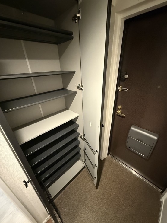 【玄関】広々とした収納でゆとりをもってお履き物をの片づけが可能です。(2026年4月)