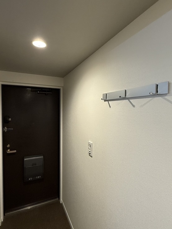 【玄関】玄関にはフック備え付けしており、小物や鍵などをかけて便利にご使用いただけます。(2026年4月)